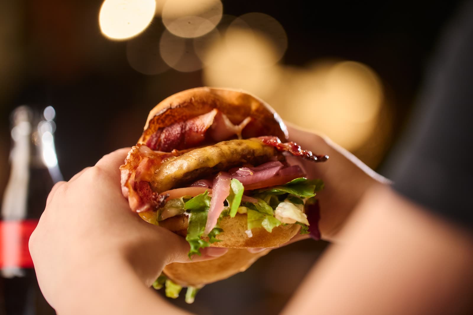To hender rundt en burger med bacon